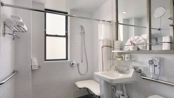 Amenidades de baño gratuitas, secadora de cabello, toallas