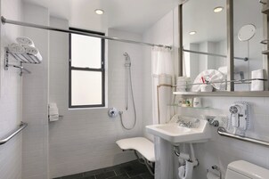 Perlengkapan mandi gratis, pengering rambut, dan handuk