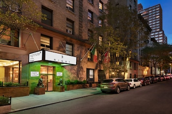 Hotel Exterior at Night Hotel Broadway