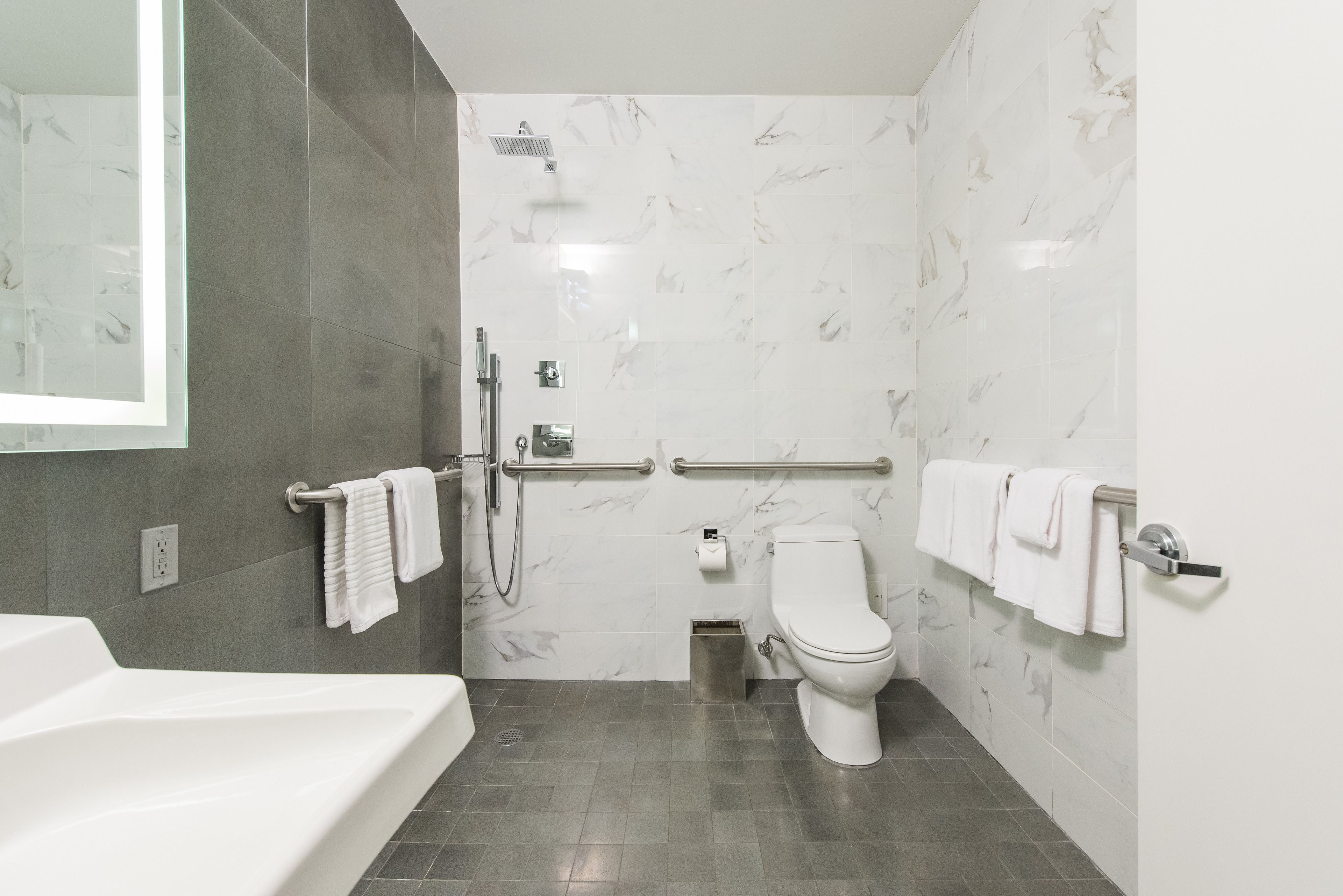 room, 1 king bed (ada) | accessible bathroom