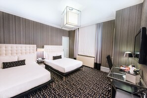 Ropa de cama de alta calidad y caja de seguridad en la habitación 
