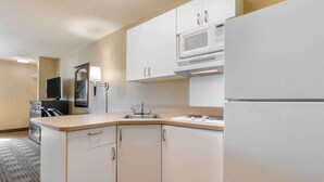 Studio, 1 King Bed, Non Smoking | Private kitchen