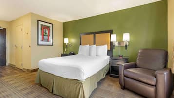 Studio, 1 King Bed, Non Smoking | Desk, laptop workspace, free WiFi, bed sheets