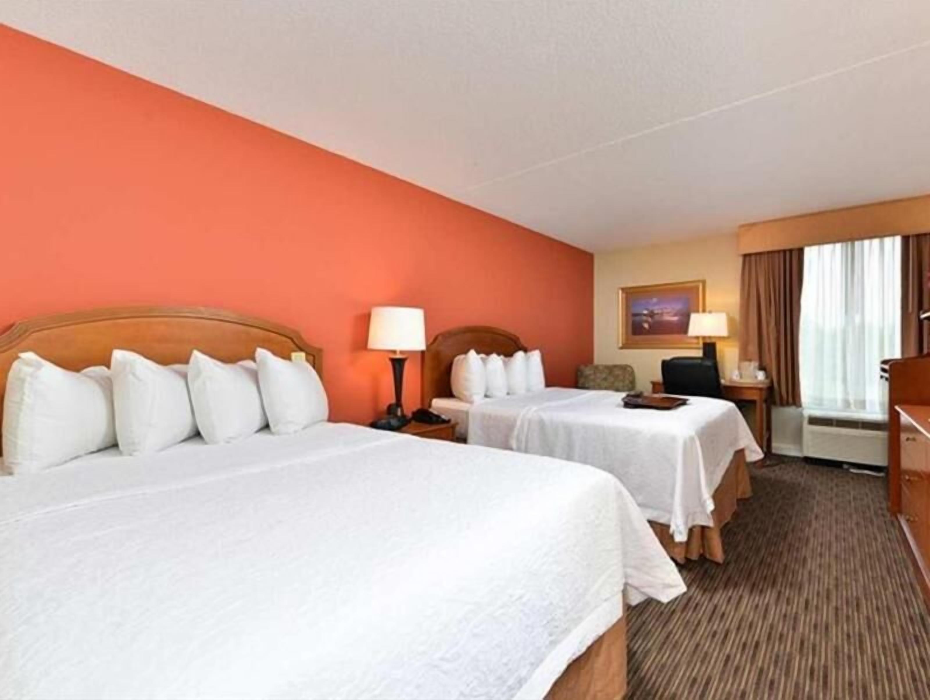 Premium bedding, minibar, desk, blackout drapes