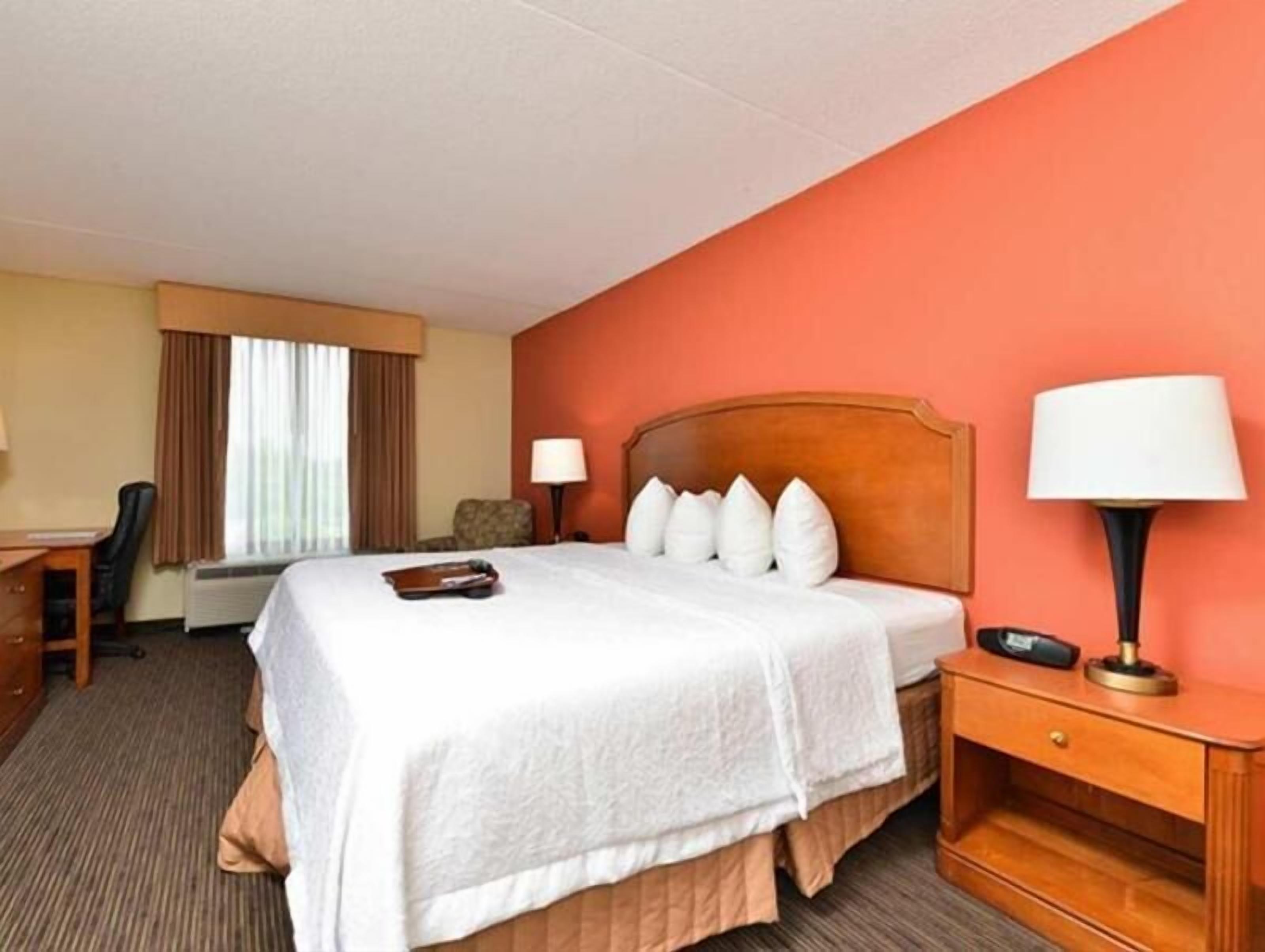 Premium bedding, minibar, desk, blackout drapes