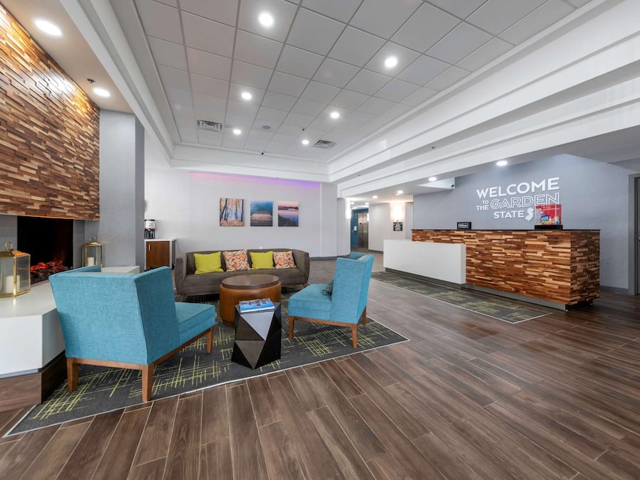 Eine moderne Lobby mit Empfangstresen, Sitzgelegenheiten und Kamin.