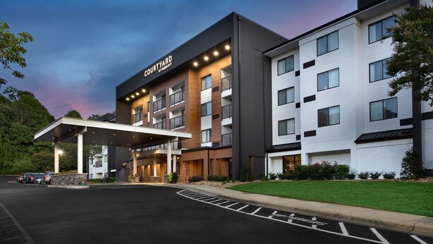 Un hotel Courtyard by Marriott con entrada cubierta, varios pisos y estacionamiento.