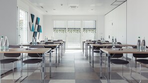 A conference room with tables, chairs, and water bottles. - Holiday Inn Express Luzern - Neuenkirch by IHG (Neuenkirch)