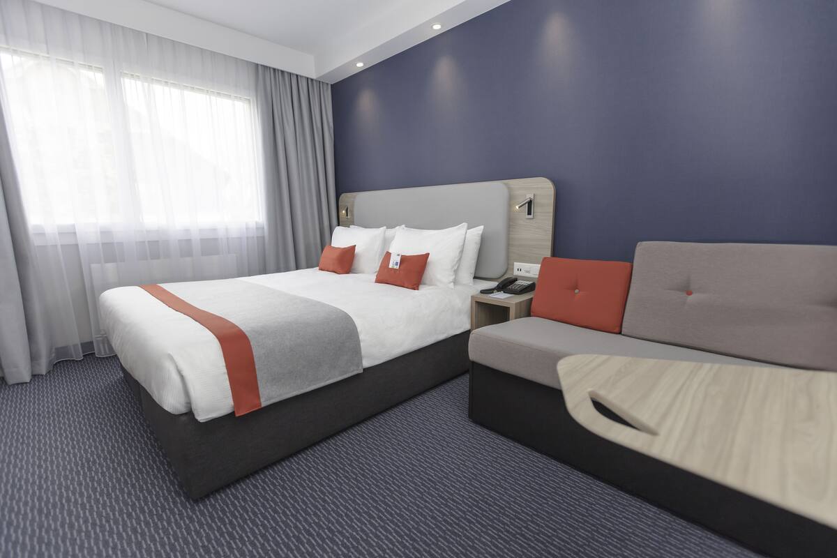 Phòng Tiêu chuẩn, 1 giường cỡ queen và sofa giường (Free Breakfast) | Két bảo mật tại phòng, bàn, phòng cách âm, bàn ủi/dụng cụ ủi quần áo