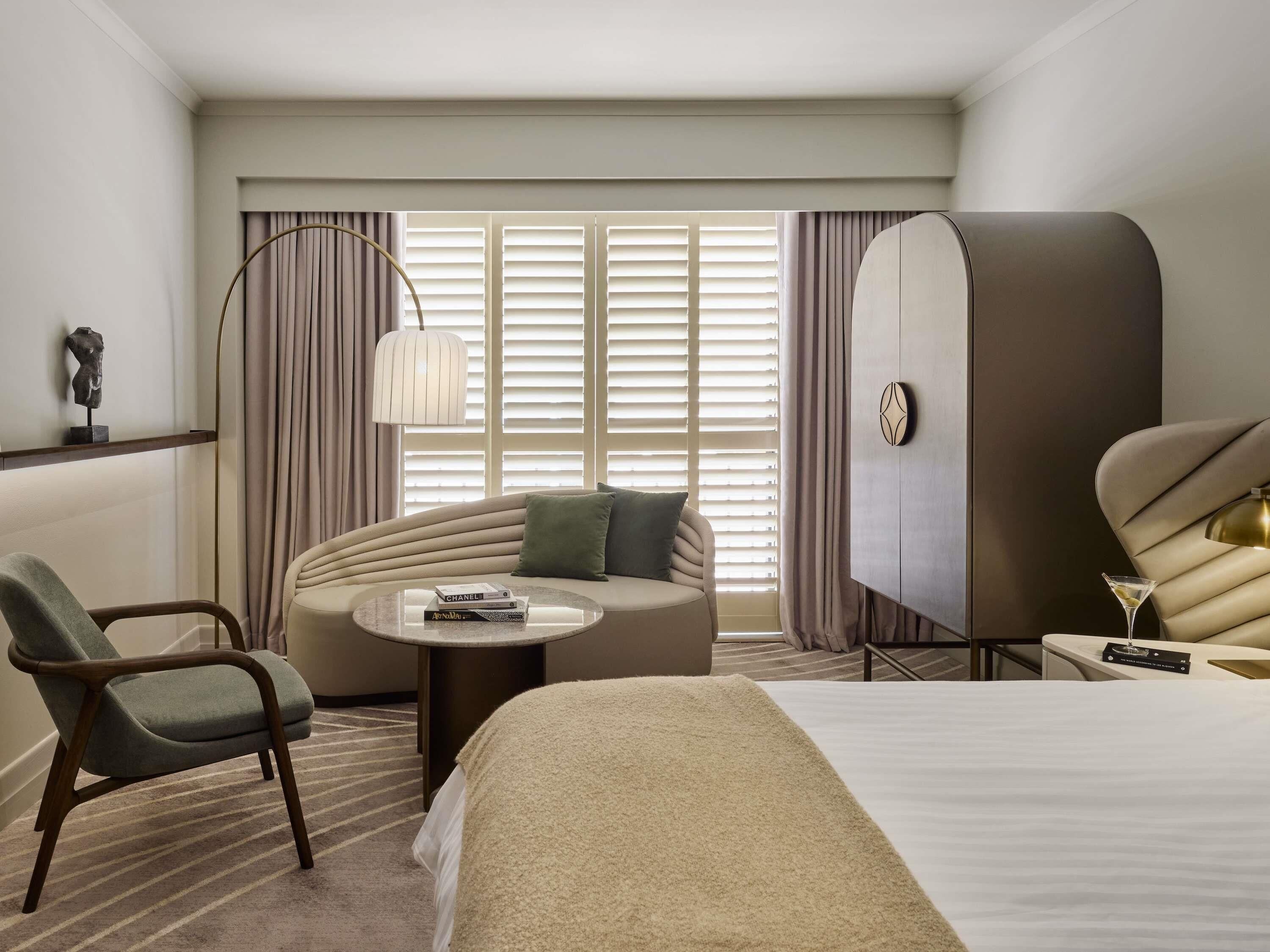 Classic Guest Room with King Bed | 高級寢具、舒適加層、迷你吧、客房內保險箱