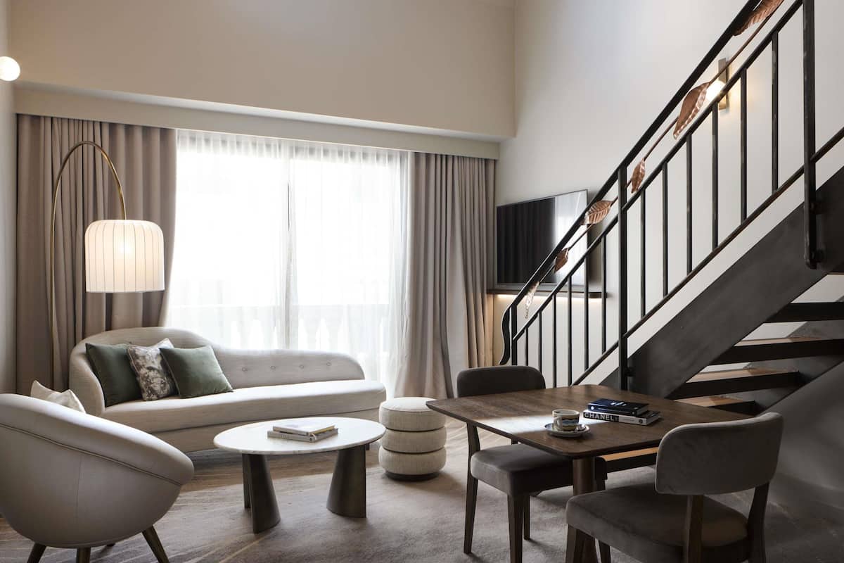 New York Style Loft Suite with King Bed | Roupas de cama premium, camas com colchões pillow-top, frigobar