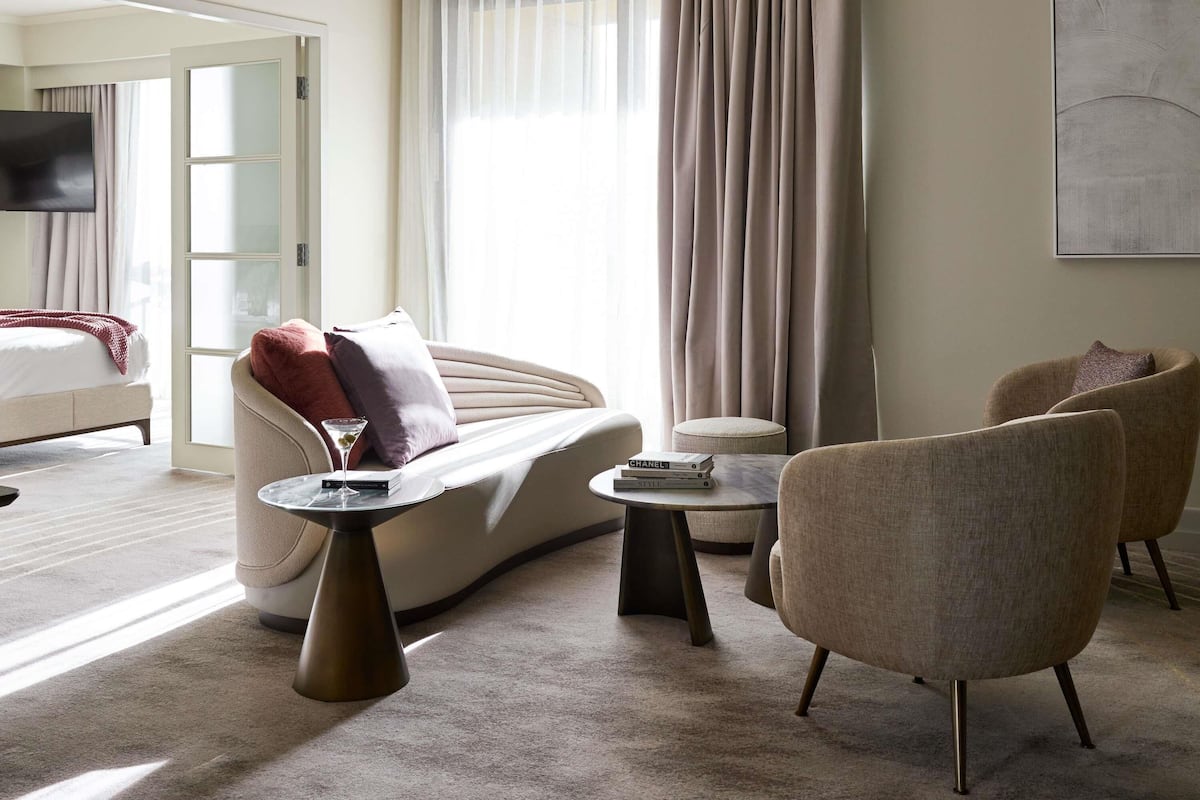 Roupas de cama premium, camas com colchões pillow-top, frigobar