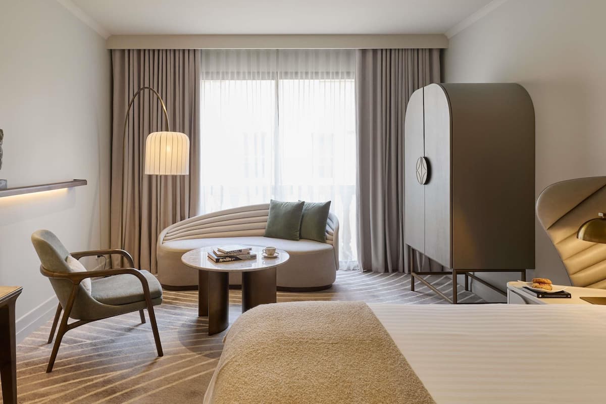 Deluxe Guest Room with King Bed | 1 habitación, ropa de cama de alta calidad y camas con pillow-top