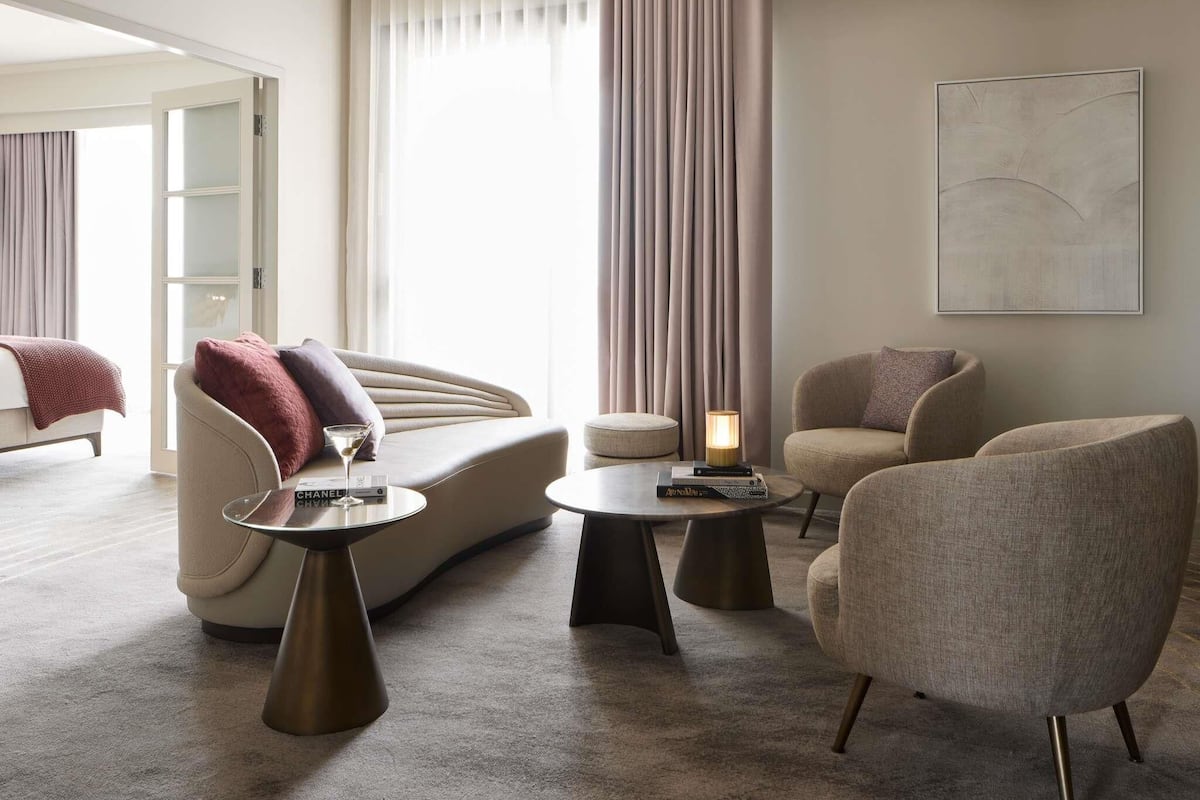 Junior Suite, 1 King Bed (with Spa Bath) | Premium bedding, pillowtop beds, minibar, in-room safe