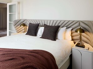 Junior Suite, 1 King Bed (with Spa Bath) | Premium bedding, pillowtop beds, minibar, in-room safe