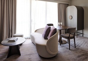 Suite estudio junior (North Terrace) | Zona de estar | Televisión LCD de 55 pulgadas con canales premium, una televisión