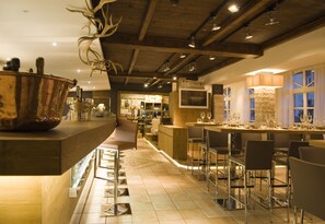 供应午餐和晚餐，室外就餐