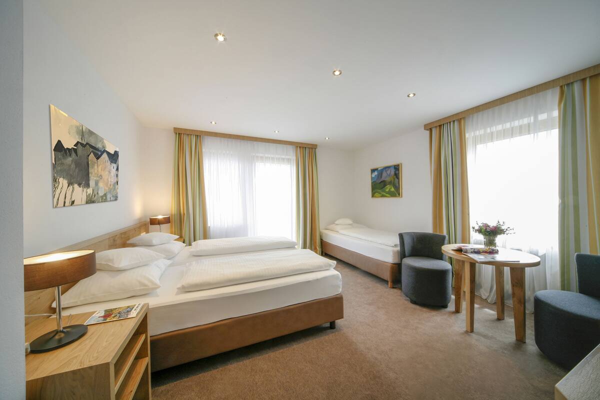 Chambre triple, balcon, vue sur la montagne | Literie hypoallergénique, couette en duvet, coffre-fort