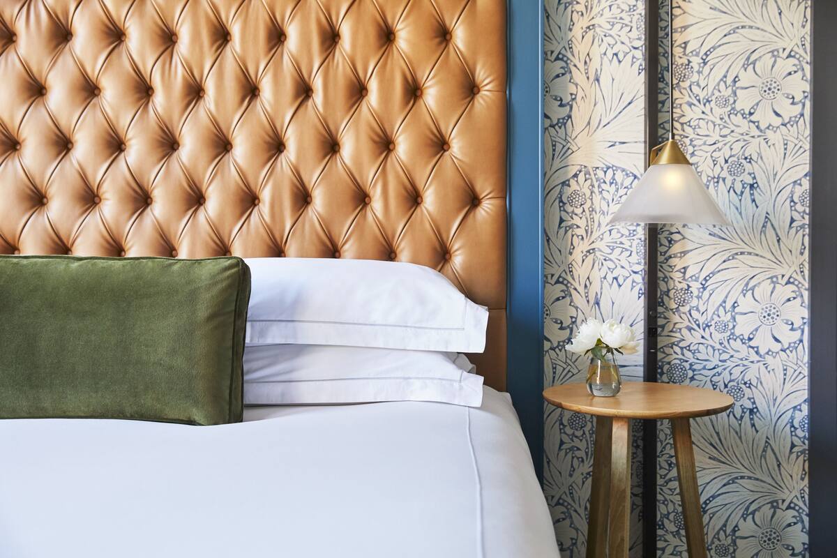 意大利 Frette 床單、高級寢具、特厚豪華床墊、房內夾萬
