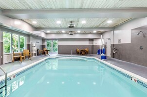 Una piscina cubierta