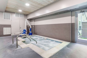 Una piscina cubierta