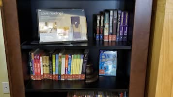 Ein Bücherzurückgabebereich mit verschiedenen Büchern und einem Rückgabeschild.