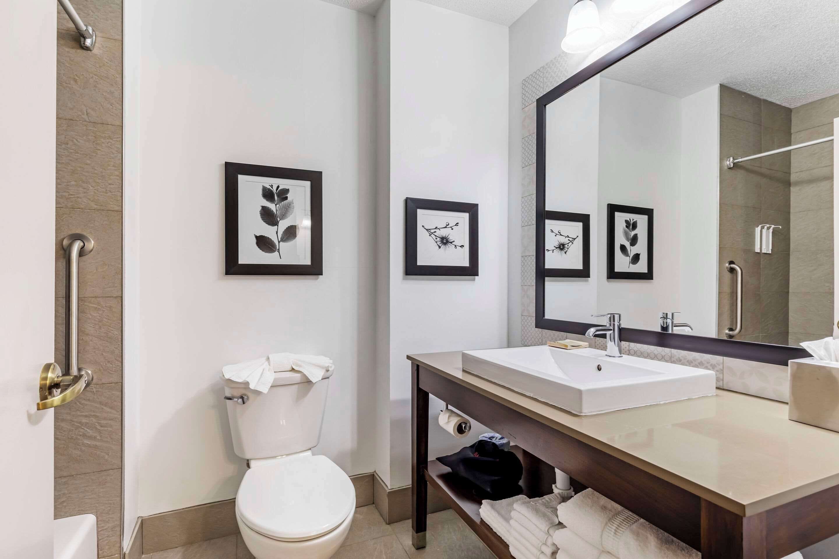 1 bedroom, hypo-allergenic bedding, desk, blackout curtains