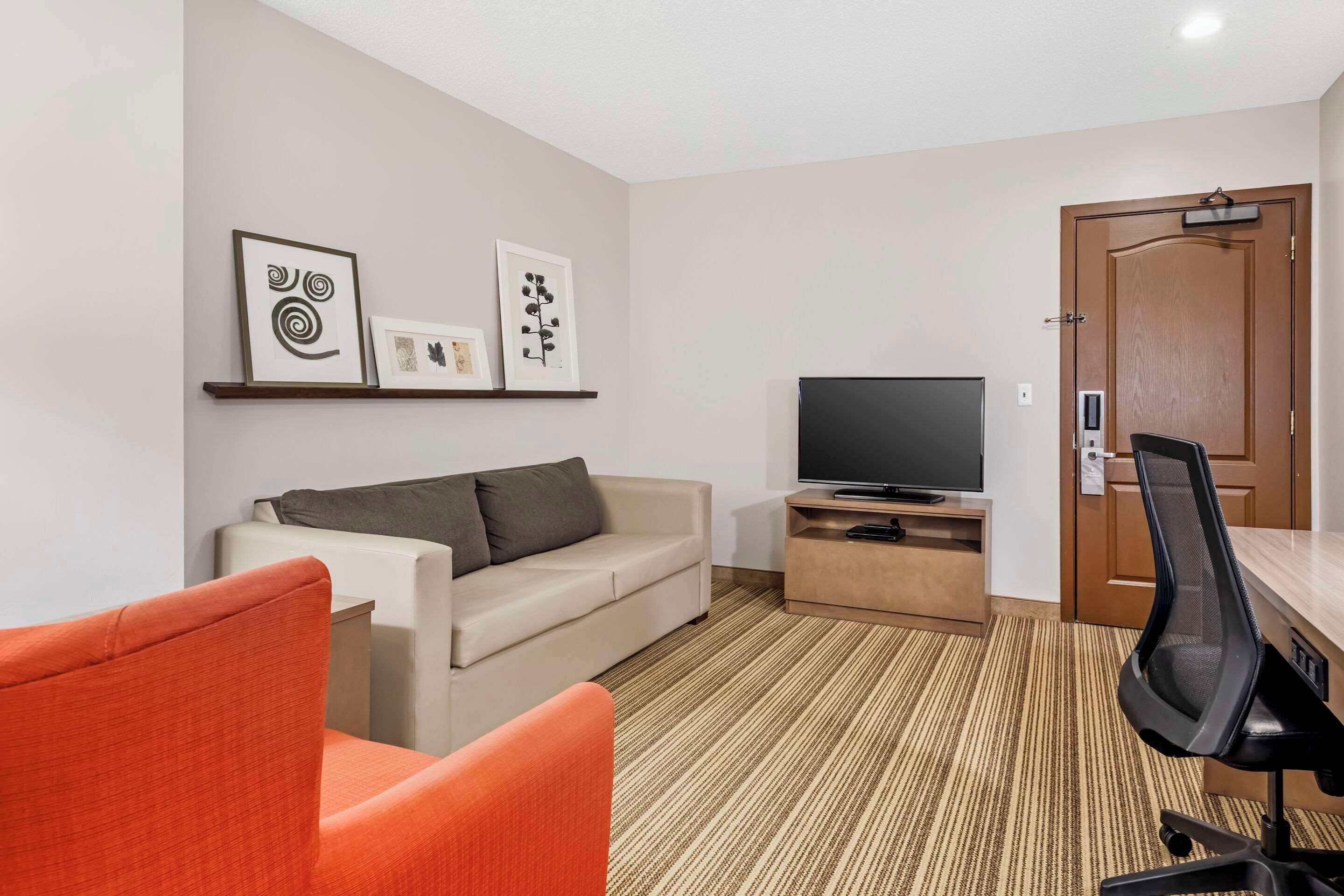 1 bedroom, hypo-allergenic bedding, desk, blackout curtains