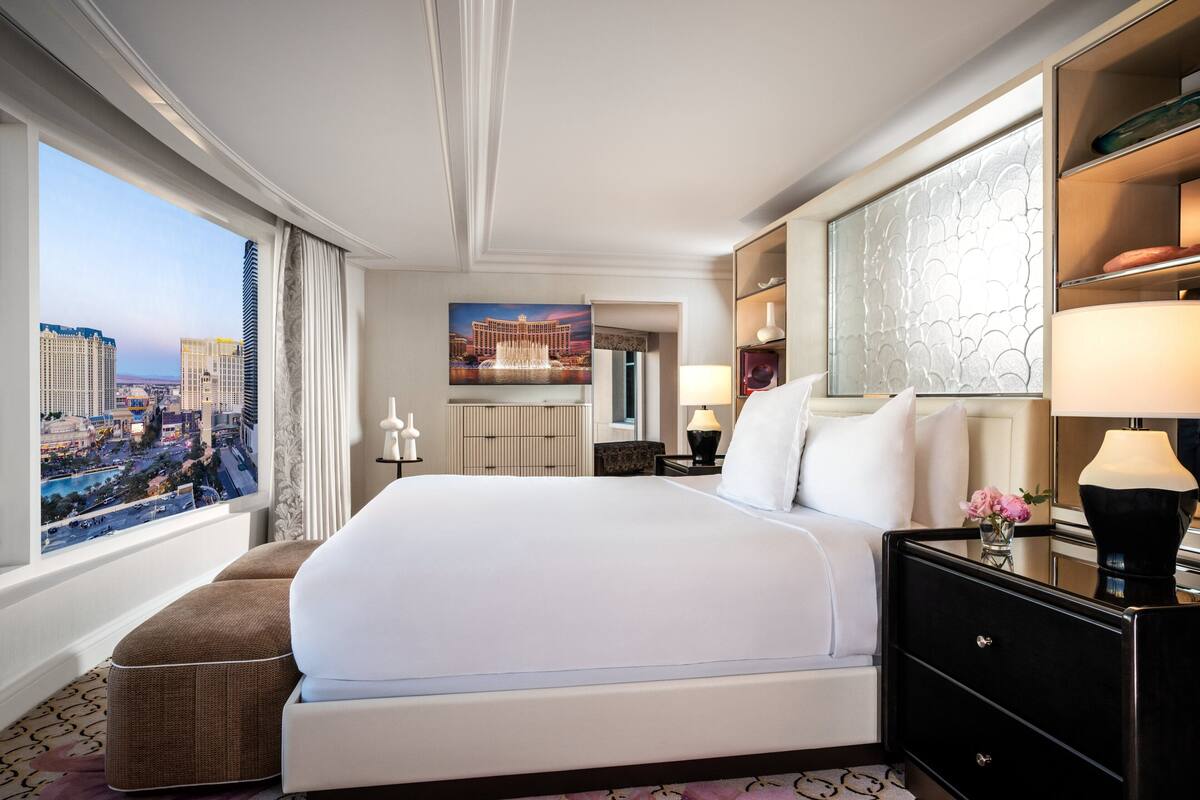 Cypress Suite | เครื่องนอนระดับพรีเมียม, เตียงพร้อมฟูกเสริมที่นอน, มินิบาร์