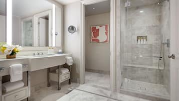 Two Bedroom Grand Lakeview Suite | Salle de bain | Douche, articles de toilette écologiques, sÚche-cheveux, peignoirs