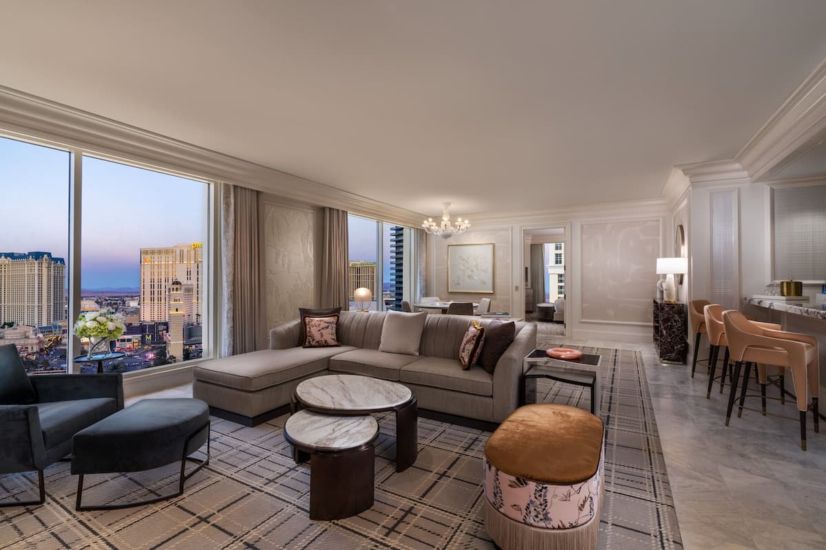 Strip View Penthouse Suite | เครื่องนอนระดับพรีเมียม, เตียงพร้อมฟูกเสริมที่นอน, มินิบาร์
