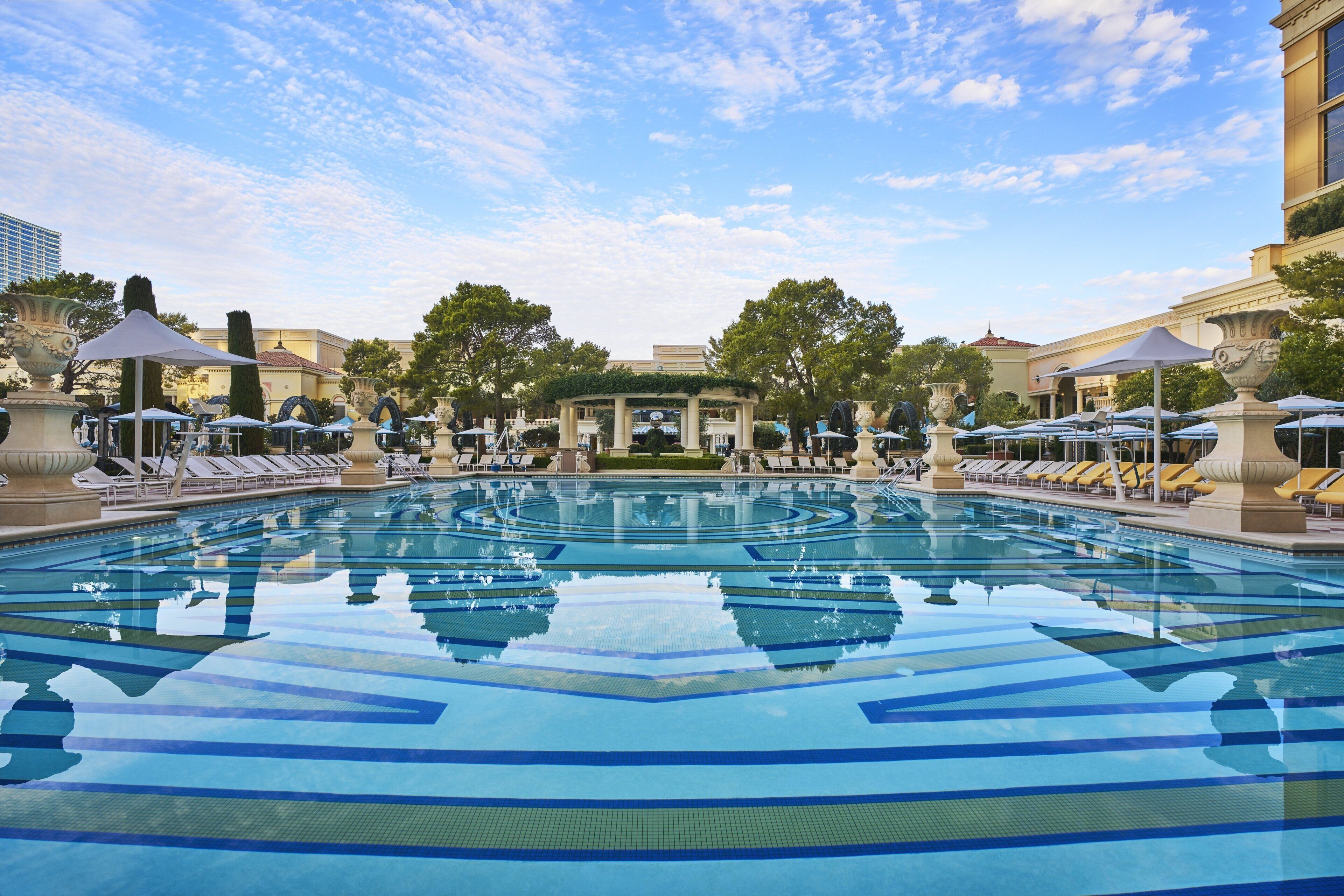 5 outdoor pools, a heated pool, open 8:00 am to 7:00 pm, pool loungers