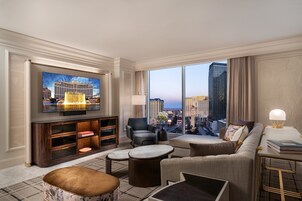 Strip View Penthouse Suite | Ropa de cama de alta calidad, colchones con acolchado adicional, minibar