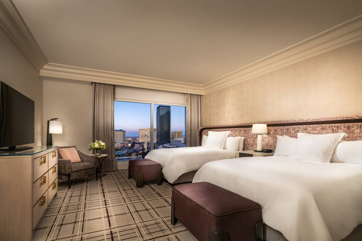 Bellagio Two Queen Suite | เครื่องนอนระดับพรีเมียม, เตียงพร้อมฟูกเสริมที่นอน, มินิบาร์