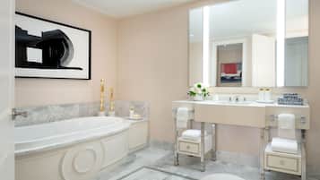 Two Bedroom Grand Lakeview Suite | Salle de bain | Douche, articles de toilette écologiques, sÚche-cheveux, peignoirs