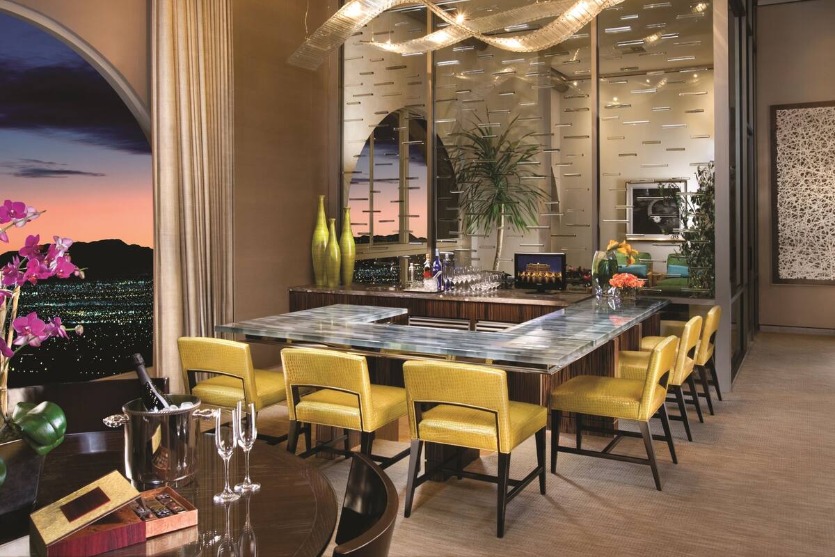 Presidential Suite | เครื่องนอนระดับพรีเมียม, เตียงพร้อมฟูกเสริมที่นอน, มินิบาร์