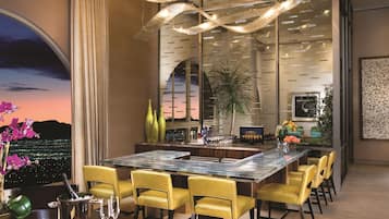 Suite | Luxe beddengoed, pillowtop-bedden, een minibar, een kluis op de kamer