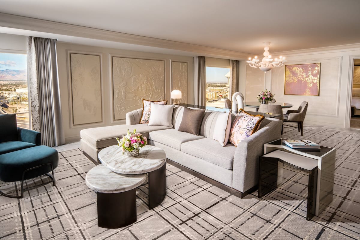 Two Bedroom Tower Suite | เครื่องนอนระดับพรีเมียม, เตียงพร้อมฟูกเสริมที่นอน, มินิบาร์