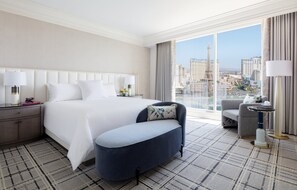 Two Bedroom Penthouse Suite | Ylelliset vuodevaatteet, pillowtop-patjalliset sängyt, minibaari