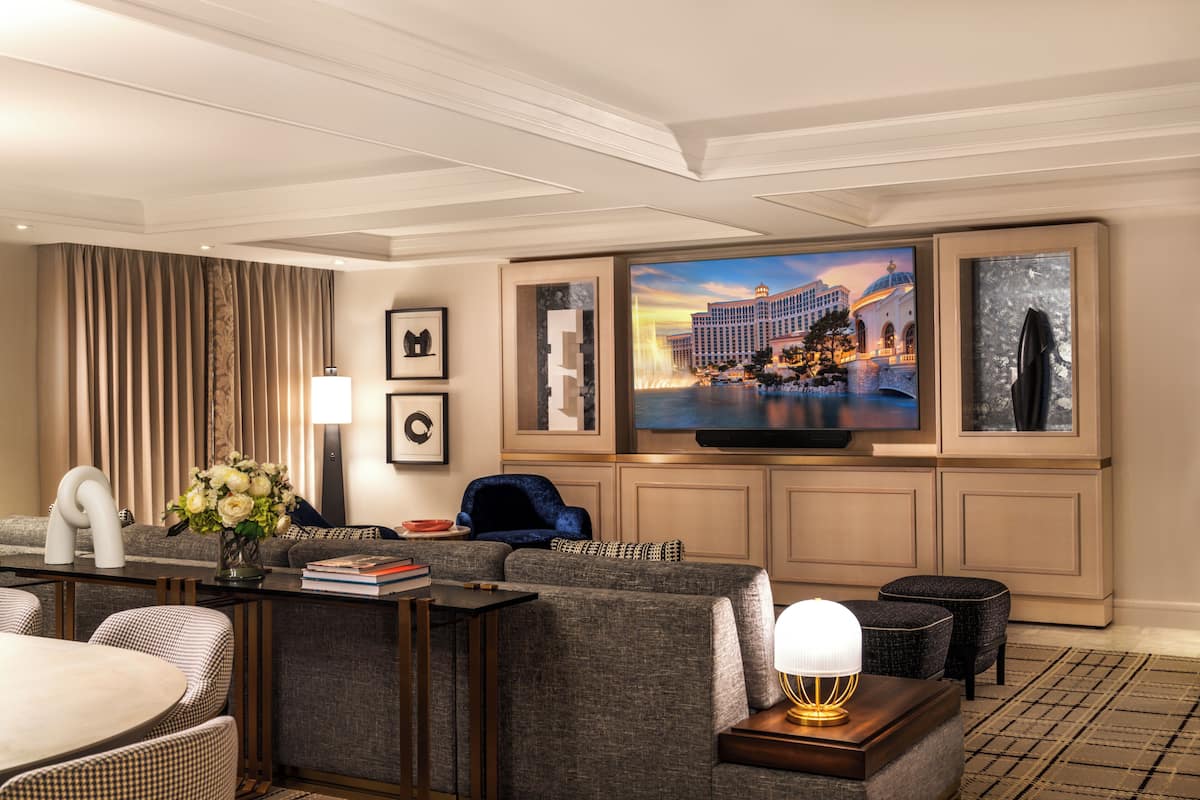 Executive Hospitality Suite | เครื่องนอนระดับพรีเมียม, เตียงพร้อมฟูกเสริมที่นอน, มินิบาร์