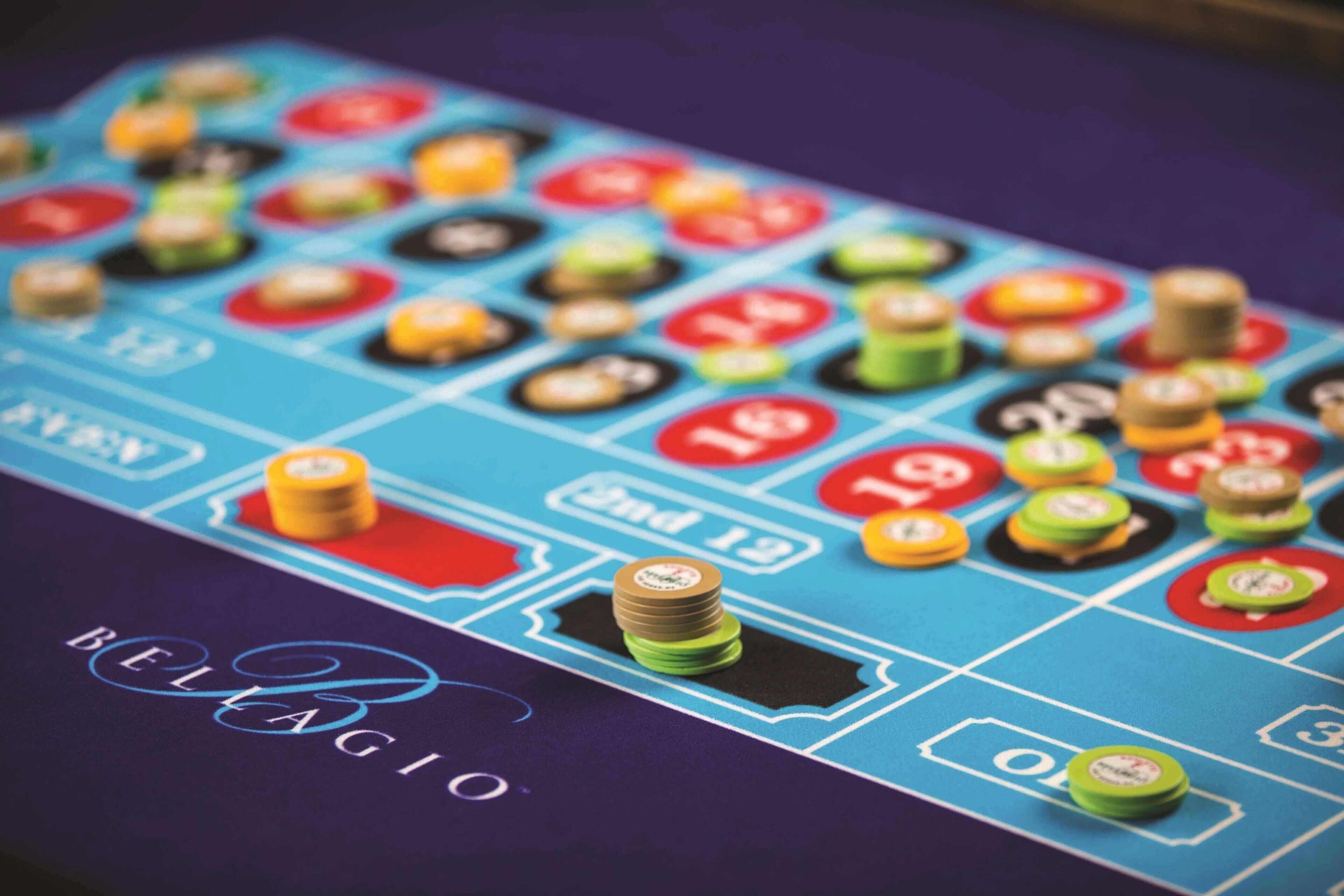 Een dobbel tafel met verschillende inzetgebieden en stapels chips.