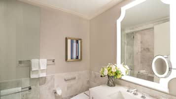 Strip View Bellagio Suite | Salle de bain | Douche, articles de toilette écologiques, sÚche-cheveux, peignoirs