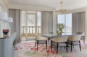 Two Bedroom Grand Lakeview Suite | 고급 침구, 필로우탑 침대, 미니바, 객실 내 금고