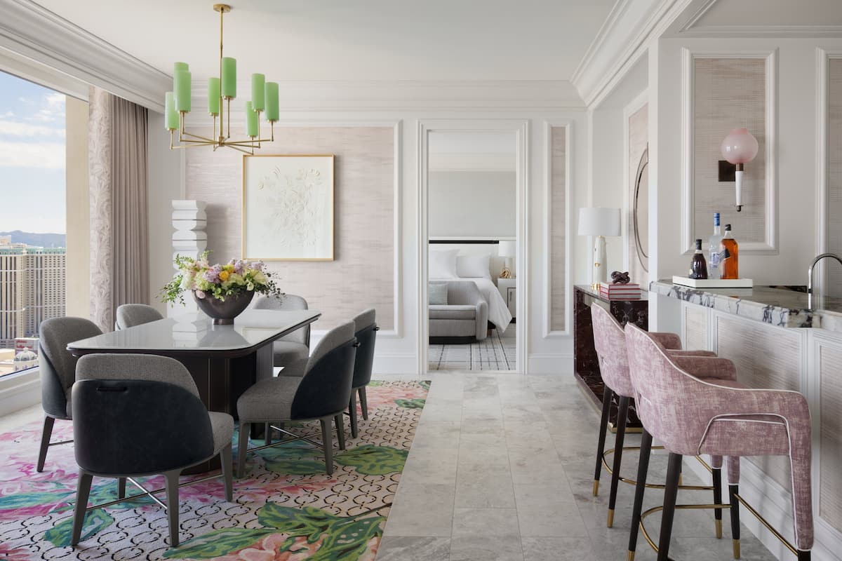 Two Bedroom Penthouse Suite | เครื่องนอนระดับพรีเมียม, เตียงพร้อมฟูกเสริมที่นอน, มินิบาร์