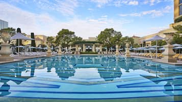 5 kolam renang terbuka, kolam dipanaskan, kerusi lepak pantai