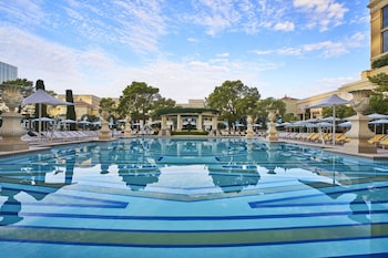 5 outdoor pools, a heated pool, open 8:00 AM to 7:00 PM, sun loungers at Bellagio