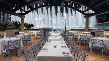 18 restaurants, breakfast, lunch, dinner served; American cuisine