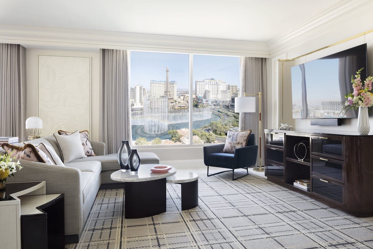 Fountain View Penthouse Suite | เครื่องนอนระดับพรีเมียม, เตียงพร้อมฟูกเสริมที่นอน, มินิบาร์