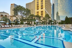 5 piscines extérieures, piscine chauffée, chaises longues