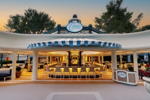 5 bars/lounges, poolside bar